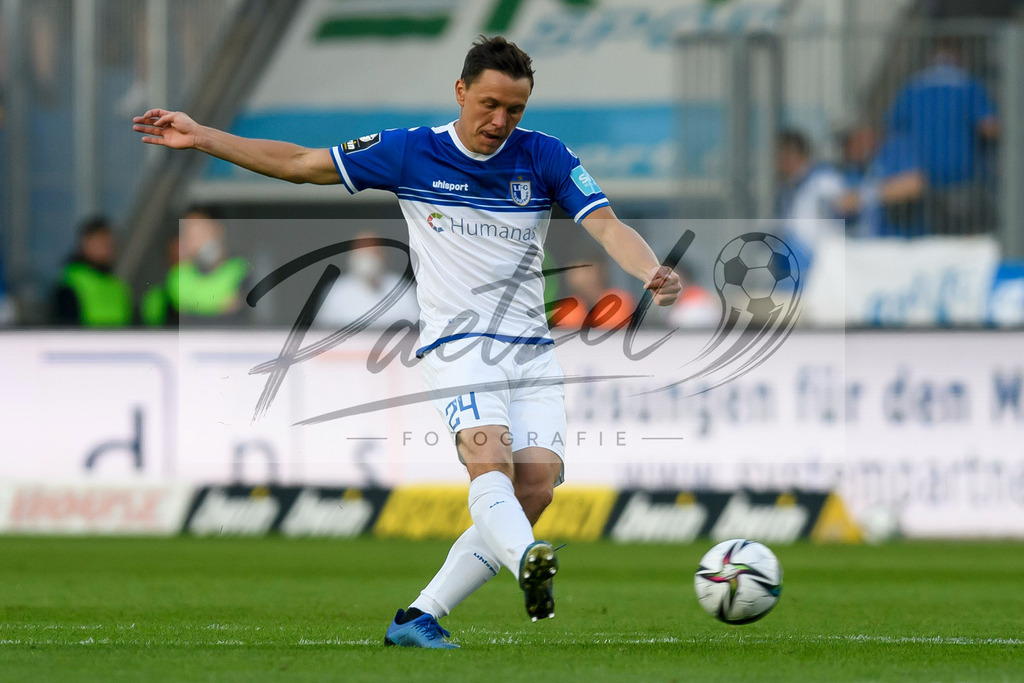 FCMFCK20210904_170 | Fussball, Herren: Alexander Bittroff (1. FC Magdeburg) in Aktion, am Ball, Einzelaktion beim Spiel der 3. Liga zwischen 1. FC Magdeburg und 1. FC Kaiserslautern in der MDCC-Arena am 04.09.2021 in Magdeburg, Deutschland.DFB / DFL REGULATIONS PROHIBIT ANY USE OF PHOTOGRAPHS AS IMAGE SEQUENCES AND/OR QUASI-VIDEO. - Realisiert mit Pictrs.com