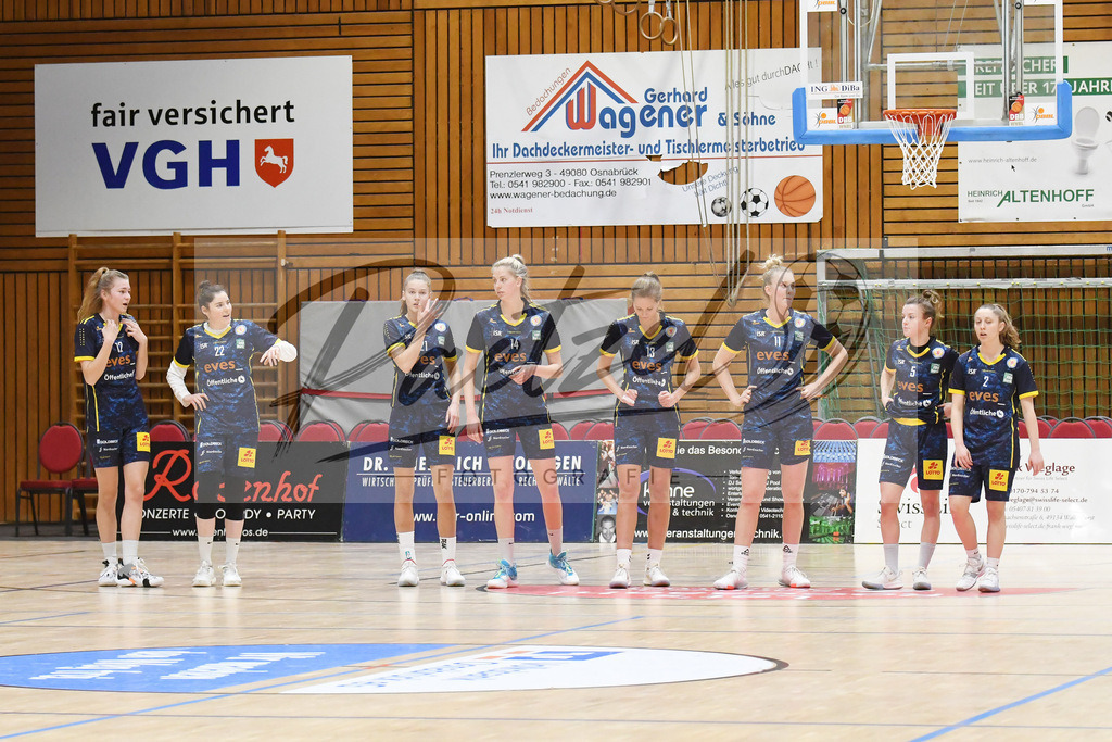 20200209_PAOEBS_0006 | Basketball, Frauen: . Die Spielerinnen von Eintracht Braunschweig schauen waehrend des Spiels der 2. DBBL zwischen Panthers Academy Osnabrueck und Eintracht Braunschweig im datos – home of the panthers am 09.02.2020 in Osnabrueck, Deutschland. - Realisiert mit Pictrs.com