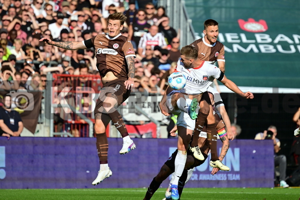 KBS Picture_FCStPauli-Heidenheim_039 | v.l. Smith Eric (St.Pauli) , Mainka Patrick (1FCHeidenheim) , Mets Karol (St.Pauli) ,Sportplatz :  Millerntor Stadion, - Realisiert mit Pictrs.com