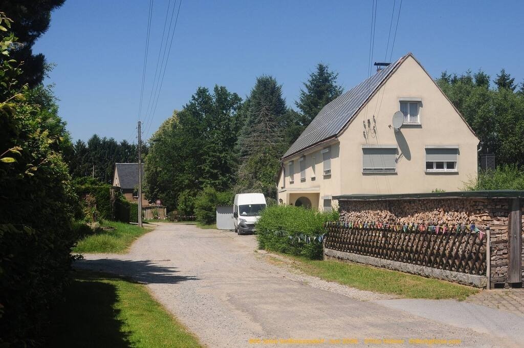 Geißmannsdorf-2026-Ortsbilder-224 | Geißmannsdorf bei Bischofswerda im Sommer 2026. Ein fotografischer Streifzug durch das Dorf Geißmannsdorf, mit Gebäuden, Straßen, Strohpuppen und geschmückten Vorgärten und Grundstücken anlässlich der 800-Jahr-Feier von Geißmannsdorf im Juni 2026 - Realisiert mit Pictrs.com