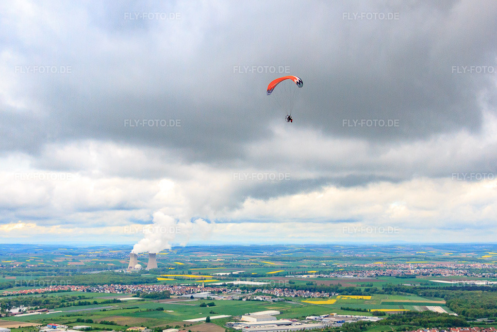 Luftbild: Paragleiter vor KKW Grafenrheinfeld in Röthlein im Bundesland Bayern in Deutschland. Foto: IMG_57152.jpg vom 09.05.2013 durch Werner Riehm/FLY-FOTO.de
