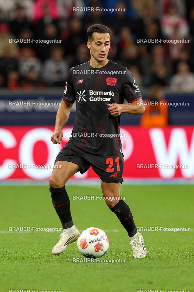 Bayer 04 Leverkusen vs Eintracht Frankfurt - Bundesliga  | Leverkusen, Deutschland, 12.09.25:   Lucas Vazquez (Bayer 04 Leverkusen) in Aktion am Ball, Einzelaktion waehrend des Spiels der Bundesliga zwischen  Bayer 04 Leverkusen vs Eintracht Frankfurt in der BayArena(Foto von Brauer-Fotoagentur / Adrian Schlueter)