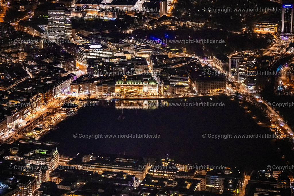 Hamburg_Alster_Jungfernstieg_Nachtaufnahme_ELS_6794060325 | HAMBURG 06.03.2025 Nacht- Lichter und Beleuchtung Uferbereiche und Jungfernstieg am Seegebiet der Binnenalster mit Blick auf die Lombardsbrücke und die Kennedybrücke in Hamburg, Deutschland. // Night lighting Riparian areas on Jungfernstieg in the lake area of Binnenalster overlooking the Lombardsbruecke and the Kennedybruecke in Hamburg, Germany. Foto: Martin Elsen