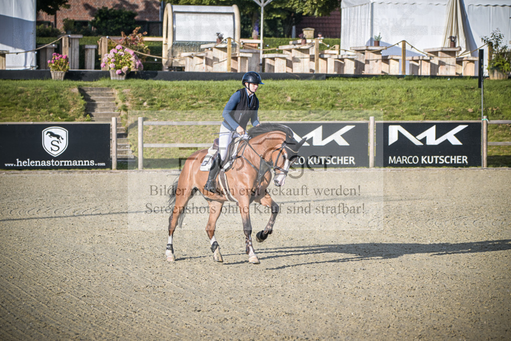 DOS_7311 | Entdecke hochwertige Reitturnierfotos von Foto Oger. Professionell, emotional und authentisch – jetzt Lieblingsmomente im Shop bestellen.Deutschlandweite Turnierfotografie. - Realisiert mit Pictrs.com