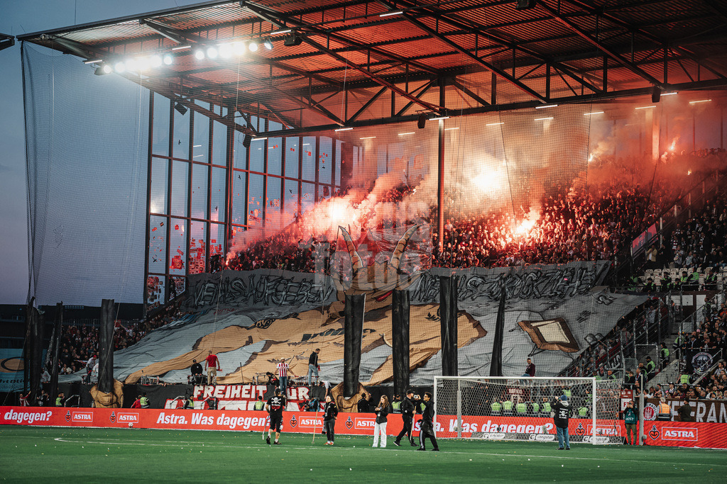 Fußball | Männer | Saison 2025/2026  | Fußball-Bundesliga | 30. Spieltag | FC St. Pauli vs. 1. FC Köln | 17.04.2026 | Choreo der Auswärtsfans aus Köln Niemals Aufgeben Niemals Zurückziehen Pyrotechnik