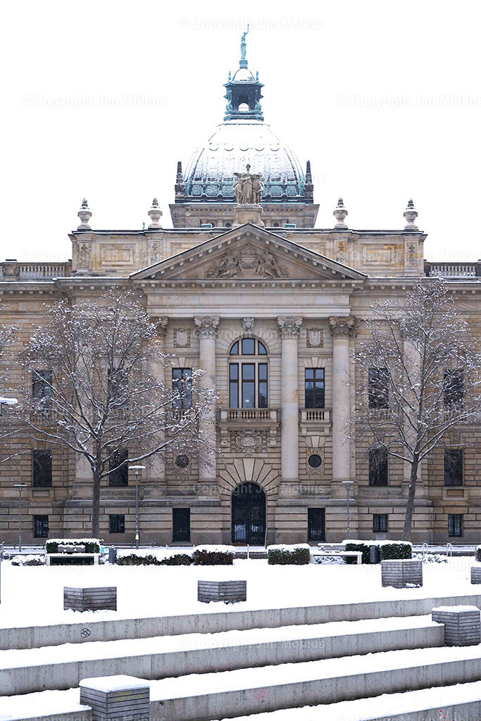 Bundesverwaltungsgericht | Das heutige Bundesverwaltungsgericht in Leipzig blickt auf eine bewegte Geschichte zurück: Ursprünglich als Reichsgericht errichtet, diente das beeindruckende Gebäude später als Bildermuseum. Heute ist es Sitz des höchsten deutschen Gerichts für öffentliches Recht. Die Verbindung aus historischer Architektur, kulturellem Erbe und rechtlicher Bedeutung macht diesen Ort einzigartig – für Besucher, Interessierte und Bildkäufer gleichermaßen. - Realisiert mit Pictrs.com