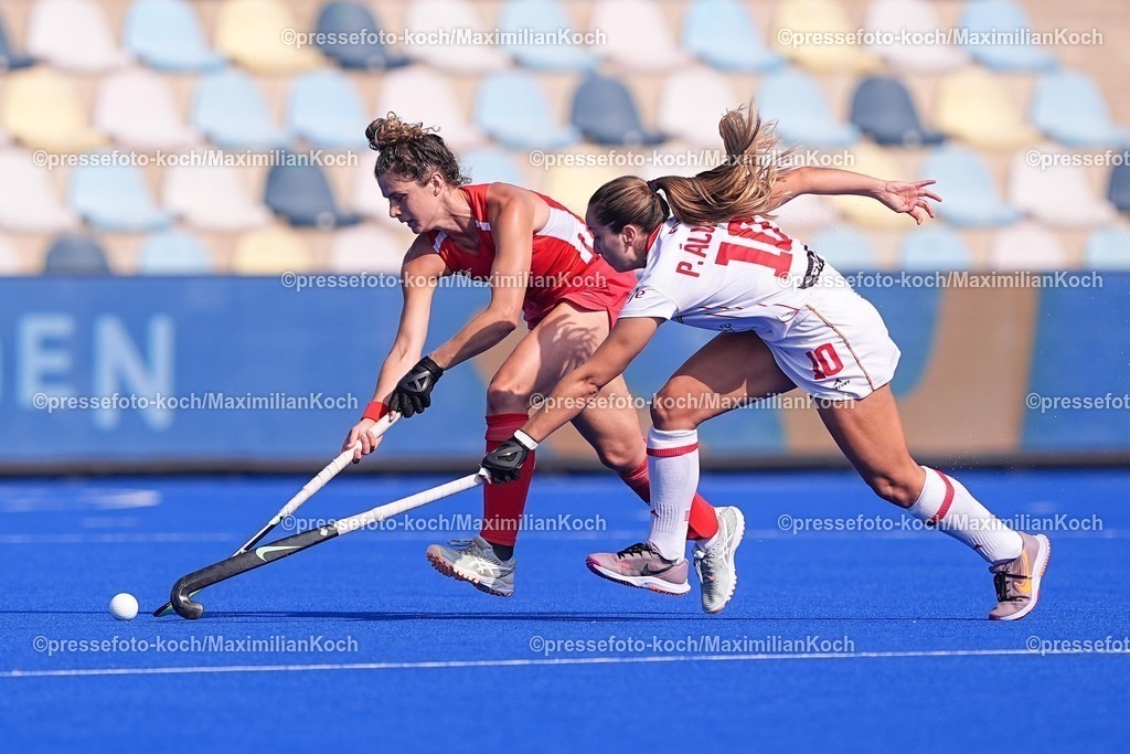 xydrx13082501023 | 13.08.2025, xydrx, Frauen EuroHockey Championship 2025, Gruppenphase, Gruppe B, Spanien - England, Sparkassenpark Mönchengladbach: Flora Peel (ENG #28) im Zweikampf gegen Patricia Alvarez (ESP #10)
