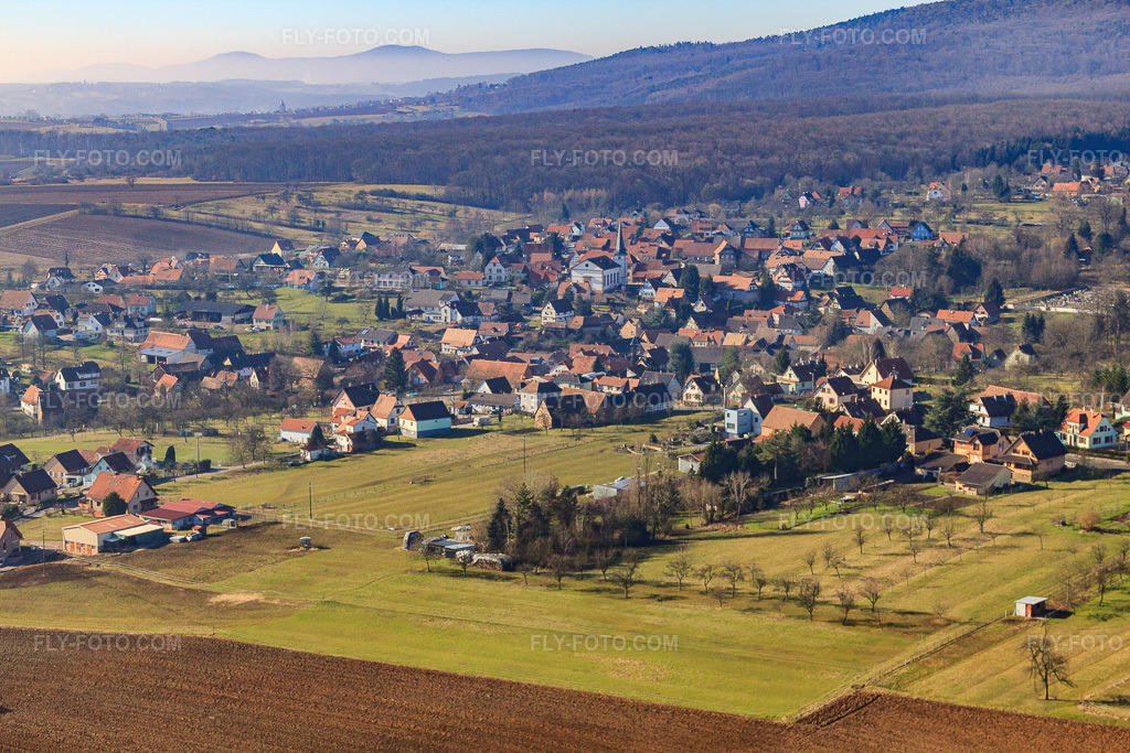 Aerial view: View of the town from the east in Lampertsloch in the state Bas-Rhin, France. – Photo: IMG_37404.jpg taken on 02/07/2011 by Werner Riehm/FLY-FOTO.com – Resolution of the original: 4752 x 3168 px