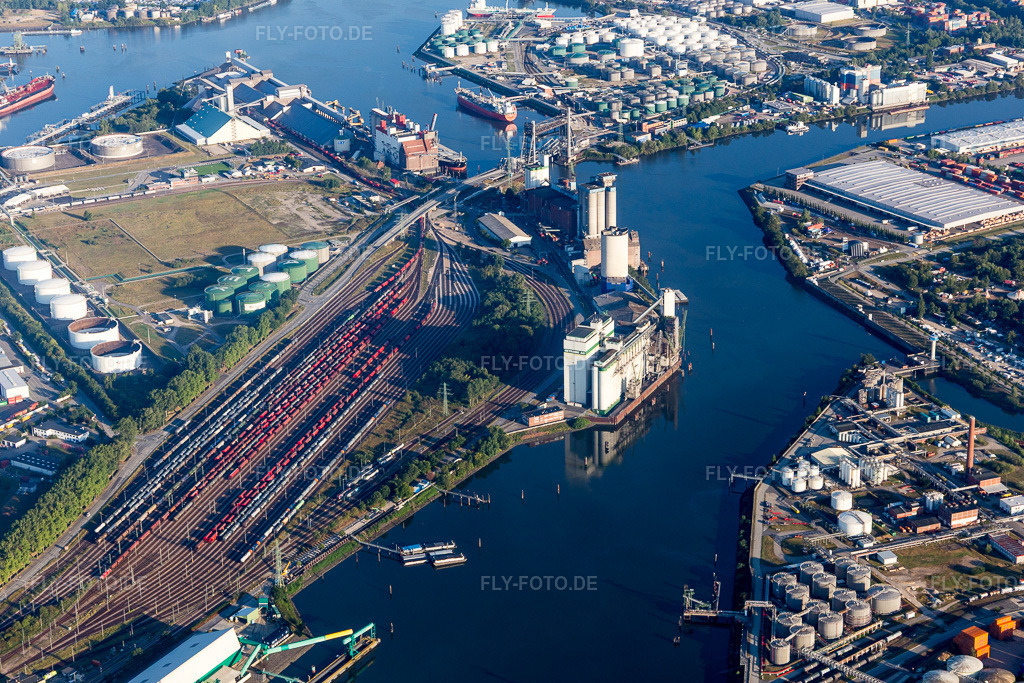 Luftbild: Rangierbahnhof und Güterbahnhof Hafenbahnhof Hohe Schaar der Deutschen Bahn und Silos der Hanse-Malz GmbH am Schluisgrovenhafen im Ortsteil Wilhelmsburg in Hamburg im Bundesland Hamburg in Deutschland. Foto: IMG_110259.jpg vom 18.08.2018 durch Werner Riehm/FLY-FOTO.de