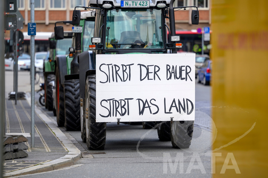 _DWA4257 | Bauerndemo gegen Agrarpolitik der Bundesregierung  auf dem Straße Obstmarkt und Hauptmarkt . Nürnberg, 08.01.2024 - Realisiert mit Pictrs.com
