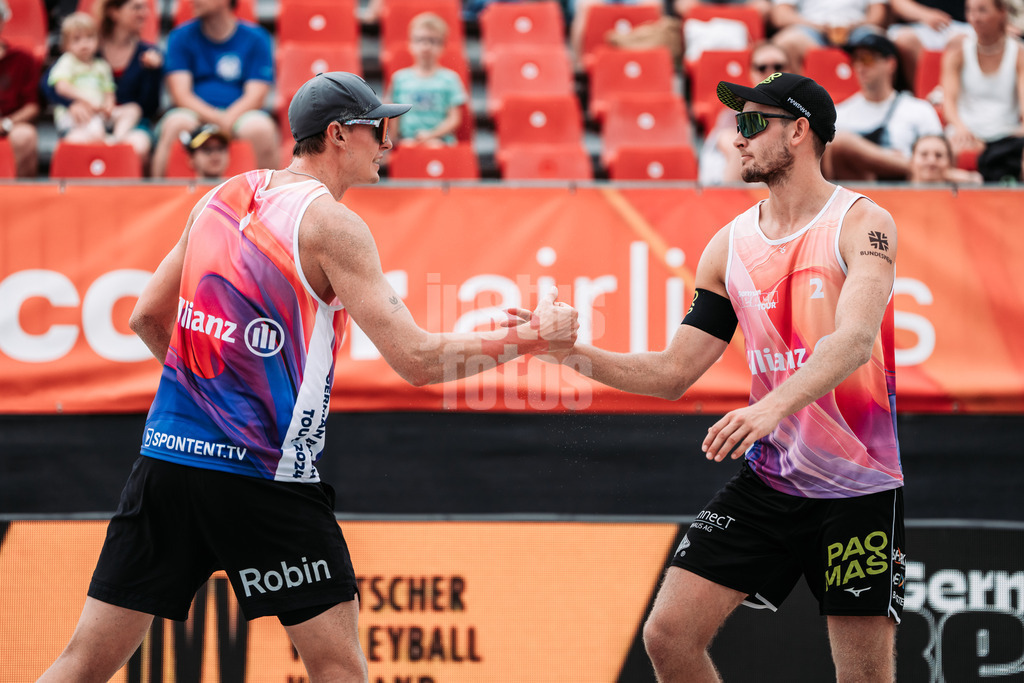 Beachvolleyball | Männer | Allianz German Beach Tour 2024 | Tourstop Kühlungsborn 2 | 16.08.2024 | v.l. Robin Sowa und Benedikt Sagstetter klatschen ein