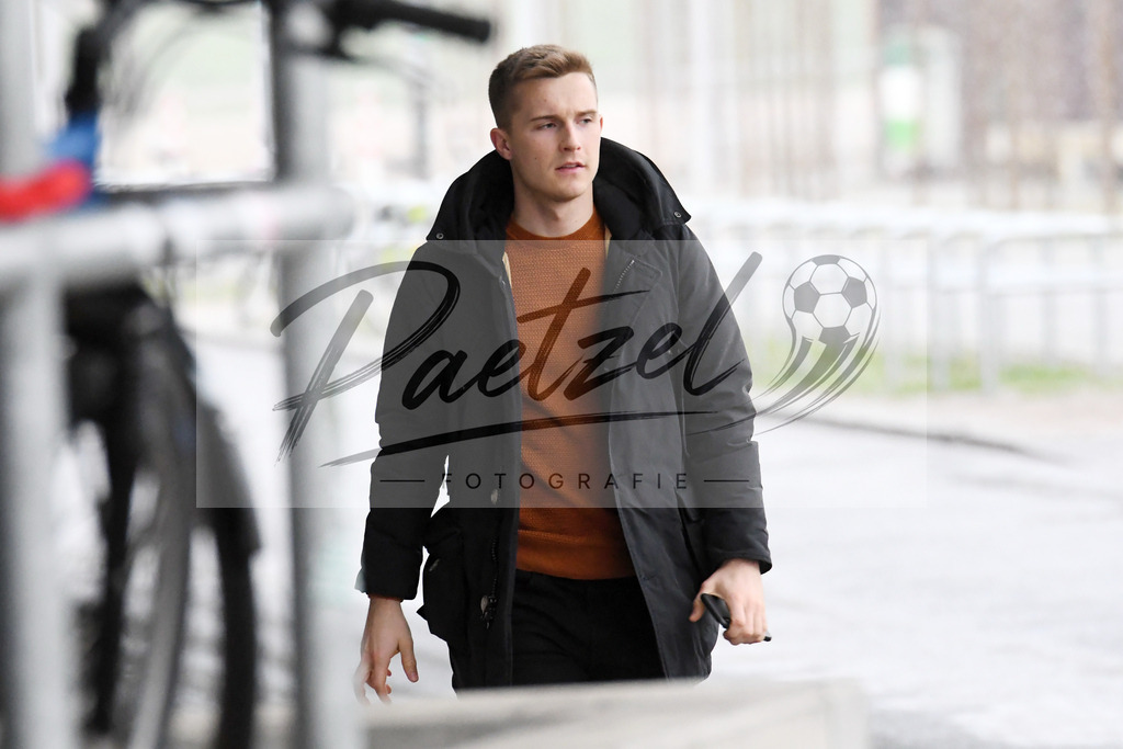 20200227_TRASVW_0017 | Fussball, Herren: Johannes Eggestein (Werder Bremen) schaut waehrend der Trainingseinheit des SV Werder Bremen auf dem Trainingsplatz am wohninvest Weserstadion am 27.02.2020 in Bremen, Deutschland. - Realisiert mit Pictrs.com