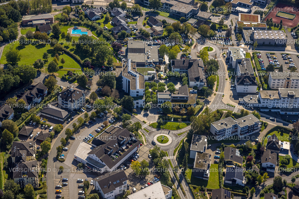 Finnentrop230908601 | Luftbild, Rathaus, Polizeiwache, Erlebnisbad Finto und Kinderbad, Am Markt, Penny Supermarkt Haus mit Dach Loggia, Finnentrop, Sauerland, Nordrhein-Westfalen, Deutschland