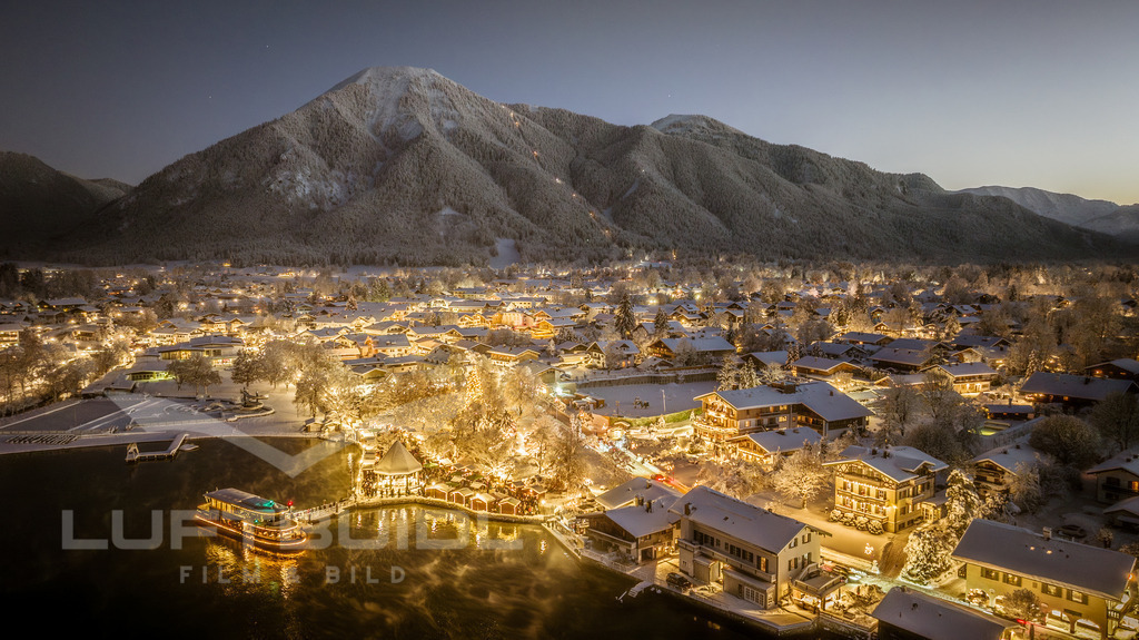Adventsmarkt Rottach zur blauen Stunde; W22 | Die Dämmerung setzt ein und sorgt zusammen mit der Beleuchtung des Marktes für eine traumhafte Atmosphäre. - Realisiert mit Pictrs.com