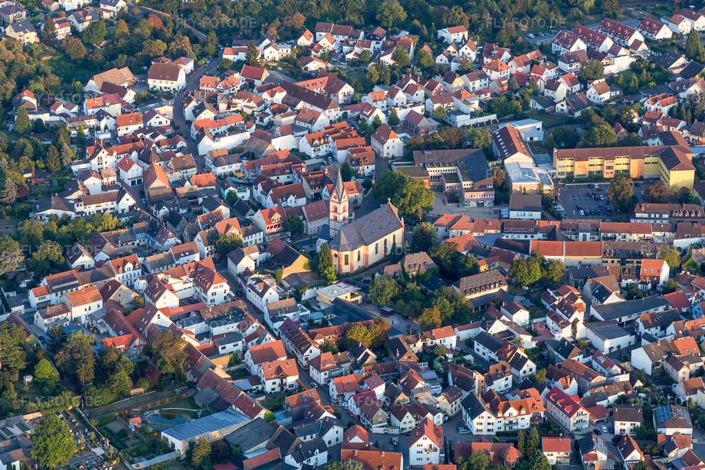 Luftbild: Kirchengebäude St. Georg im Altstadt- Zentrum der Innenstadt in Nieder-Olm im Bundesland Rheinland-Pfalz in Deutschland. Foto: IMG_094710.jpg vom 21.09.2016 durch Werner Riehm/FLY-FOTO.de