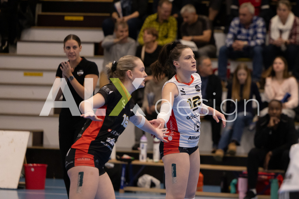 Volleyball I Frauen I Saison 2025-2026 I Volleyball NLA | Women I 1/4 Finals I VC Kanti Schaffhausen - BIWI Volleyball Franches-Montagnes I 21.02.2026 | 12 Coralie Varé (CH) (BIWI VFM) – Außenangriff  //  18 Kimy Chappatte (CH) (BIWI VFM) – Libero - Realisiert mit Pictrs.com