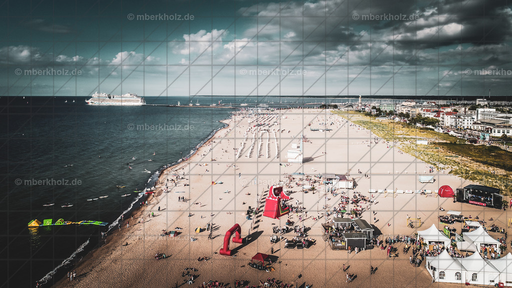 _Marko_Berkholz_mberkholz_Warnemünde_Strand_0019 | Bilder aus dem Ostseebad Warnemünde, den Warnemünder Leuchtturm aus unterschiedlichen Perspektiven für Ihre Büroräume oder den privaten Lieblingsraum. In meinem Premium Bild Shop aus Rostock Warnemünde, entscheiden allein Sie, auf welches exklusive Material, in welcher Größe und in welchem Format der brillante Bilddruck erfolgt. Wir versenden innerhalb Deutschlands, Österreich und der Schweiz. Besuchen Sie mich auch gerne in meinem Warnemünder Fotostudio oder kontaktieren mich bei Fragen zur Motiv. info@mberkholz.de