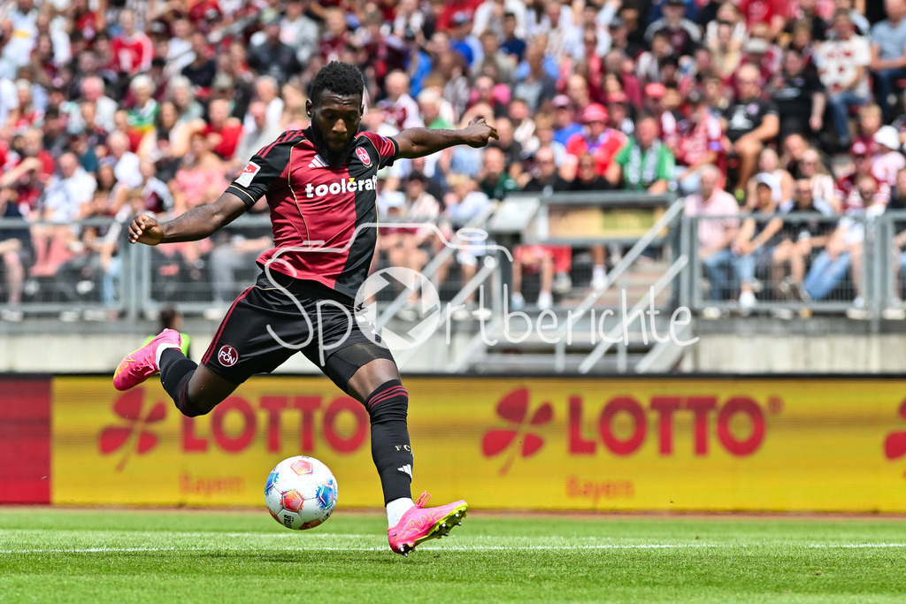 1. FC Nürnberg - Borussia Mönchengladbach | Torschuss von Mickael BIRON (1. FC Nuernberg 7) / Einzelfoto / Freisteller / Testspiel: 1. FC Nuernberg - Borussia Mönchengladbach, Max-Morlock Stadion am 26.07.2025 / DFL REGULATIONS PROHIBIT ANY USE OF PHOTOGRAPHS AS IMAGE SEQUENCES AND/OR QUASI-VIDEO