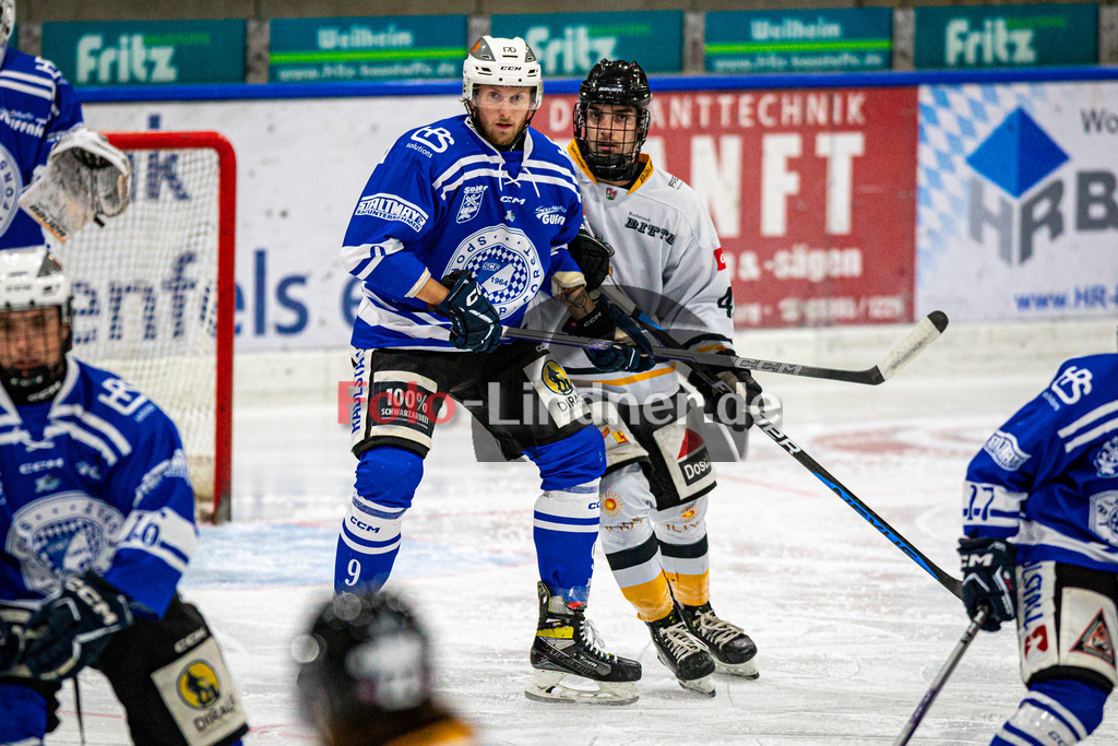 SC Forst NATURE BOYS gegen WANDERERS Germering | Eishockey Landesliaga Herren Gruppe A 2024/2025, SC Forst NATURE BOYS gegen WANDERERS Germering, 20241025,Gedrängel vor dem Forster Tor,2024-10-25 in Peißenberg (Eisstadion Peißenberg), Maximilian ROHRBACH (Nature Boyz 9), Oskar Valentin HAERTY (WANDERERS Germering 40)Copyright: WolfgangxLindner www.foto-lindner.de