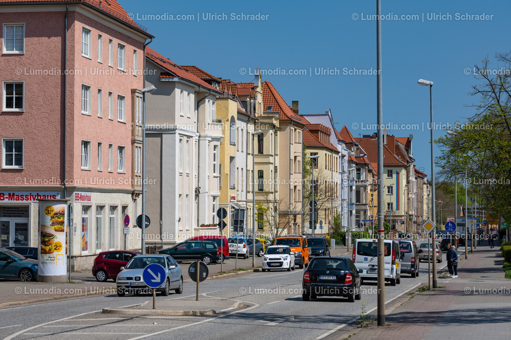 10049-12791 - Halberstadt - Friedenstrasse | Stockfoto und Bilderpool mit Bildmaterial aus Deutschland, dem Harz, Halberstadt, Quedlinburg, Wernigerode und weltweit. Qualitativ hochwertige und professionelle Fotos anschauen und kaufen. - Realisiert mit Pictrs.com
