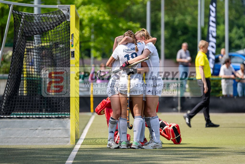 HK_20240511_100726 | 1.Bundesliga Damen Düsseldorfer HC - Harvestehuder THC am 11.5.2024 Düsseldorfer HC, Düsseldorf , Sara Strauss ( Düsseldorfer HC #11 ) , Sophia Schwabe ( Düsseldorfer HC #18 ) , Lilly Stoffelsma ( Düsseldorfer HC #50 )
