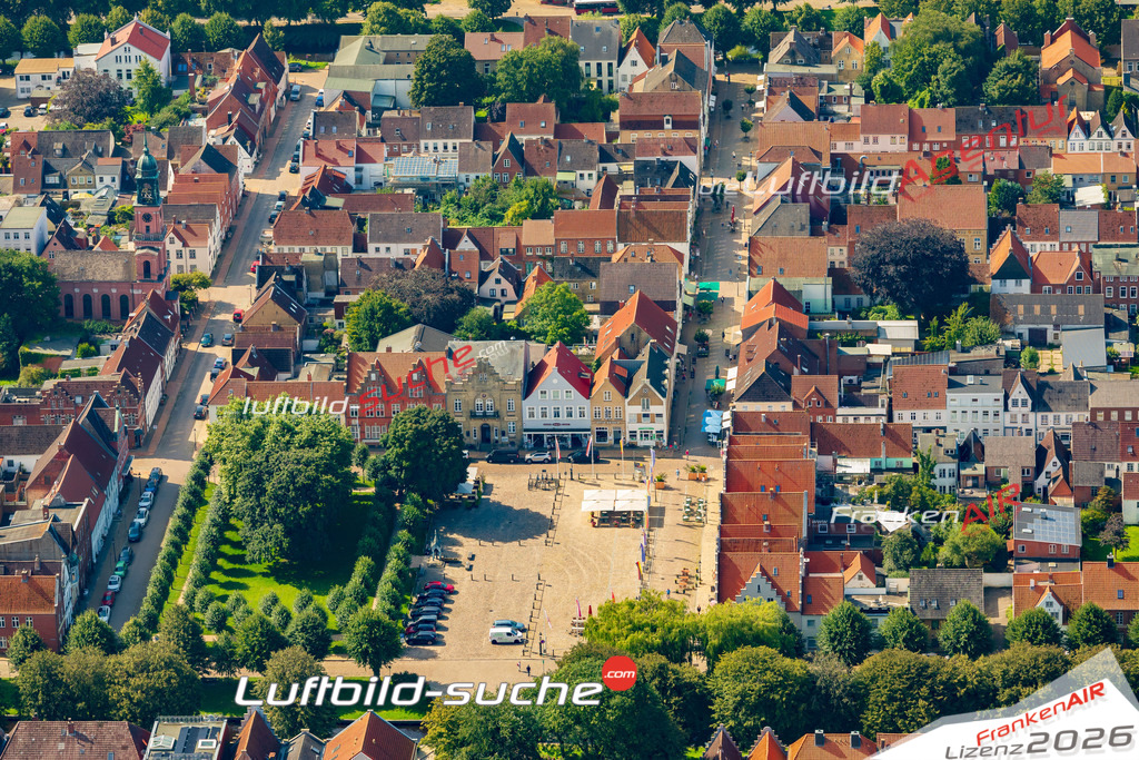 Neue Luftbildaufnahme der Stadt Friedrichstadt - Das Luftbild wurde 2025 vom UL-Flugzeug heraus erstellt ( keine Drohnenaufnahme ) - Hochauflösende Luftaufnahme - für Wandbilder und großformatige Ausdrucke geeignet. Das besondere Geschenk!Hier alle&nbsp;Infos zur Lizenzierung der LuftaufnahmeWir fliegen auch dieses Jahr wieder in Ihre Region um Luftbilder zu erstellen.- Luftbild anfragen