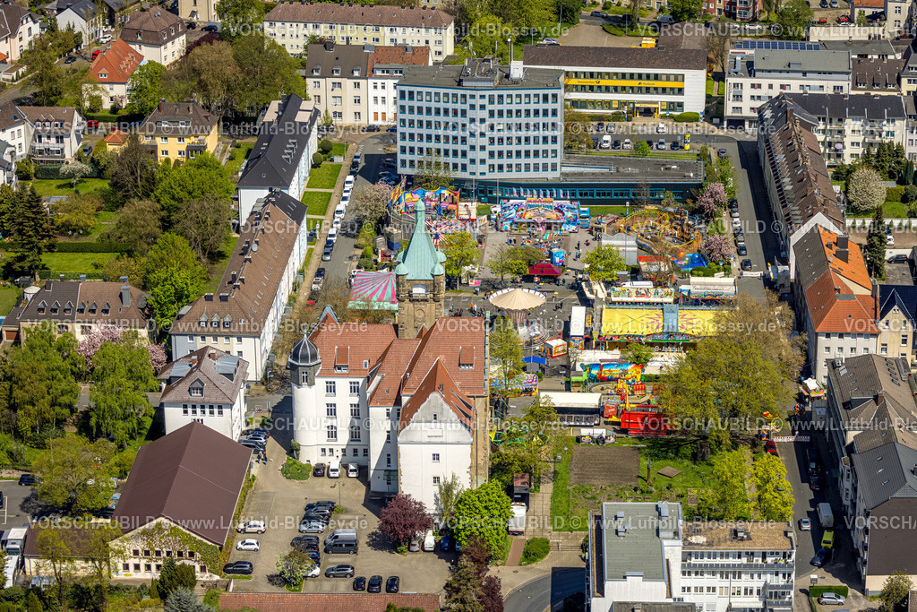 Hattingen230406793 | Luftbild, Frühjahrskirmes am Rathaus, auf dem Rathausplatz vor dem Finanzamt, Hattingen, Ruhrgebiet, Nordrhein-Westfalen, Deutschland