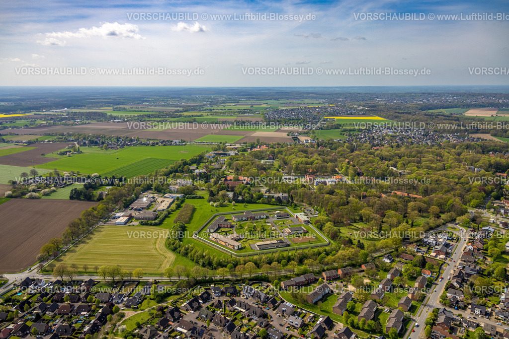 Bedburg-Hau240402483LWL-Klinik | Luftbild, Forensische Psychiatrie - LVR-Klinik, psychiatrische Spezialeinrichtungen, kreisrunde Gartenanlage, Wohngebiet Ortsansicht Bedburg-Hau mit Fernsicht, Hau, Bedburg-Hau, Niederrhein, Nordrhein-Westfalen, Deutschland