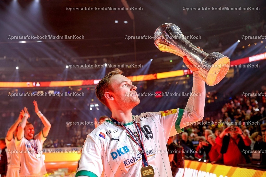 xSSCx19042602069 | 19.04.2026, xsscx, Handball, DHB-Pokal Lidl Final4, Finale, Füchse Berlin - Bergischer HC, Saison 2025 / 2026 Herren, Lanxess Arena, Köln: Die Mannschaft der Füchse Berlin feiert den Sieg im DHB-Pokal, Mathias Gidsel (Füchse Berlin #19) Photo: xSandraxScherningxPressefotoKochx