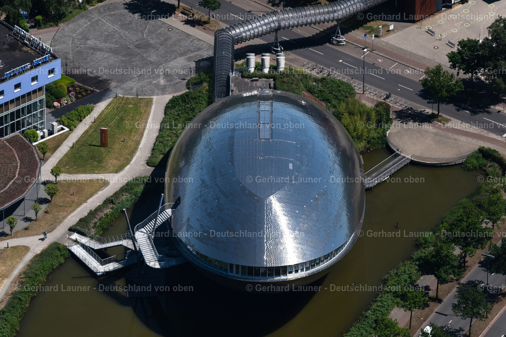 4028959 | BREMEN 01.06.2020 Freizeitzentrum - Vergnügungspark Universum Bremen - Interaktive Wissenschaftsausstellung im Ortsteil Horn-Lehe in Bremen, Deutschland. Das in der Form einer Muschel ähnliche Gebäude ist Wissenschaftszentrum für Erde und Kosmos mit Erlebnispark zum Thema Bewegung sowie vielfältigen Wechselausstellungen. Weiterführende Informationen bei: Ingenieurbüro Marien,  KLUMPP ARCHITECTS URBAN PLANNERS ATTRACTION DESIGN,  Universum Managementgesellschaft mbH. Nur für redaktionelle Nutzung freigegeben ! // Leisure Centre - Amusement Park Universum Bremen in the district Horn-Lehe in Bremen, Germany. Further information at: Ingenieurbuero Marien,  KLUMPP ARCHITECTS URBAN PLANNERS ATTRACTION DESIGN,  Universum Managementgesellschaft mbH. Editorial use only ! Foto: Gerhard Launer