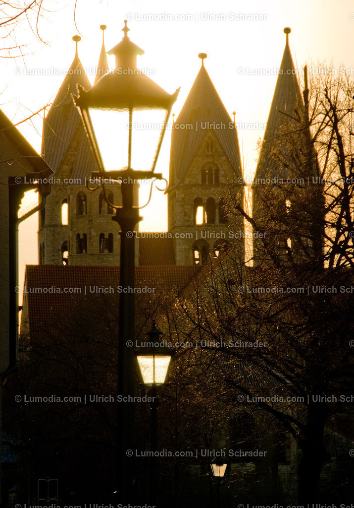 00491-1045 - Kirche im Gegenlicht | Stockfoto und Bilderpool mit Bildmaterial aus Deutschland, dem Harz, Halberstadt, Quedlinburg, Wernigerode und weltweit. Qualitativ hochwertige und professionelle Fotos anschauen und kaufen. - Realisiert mit Pictrs.com
