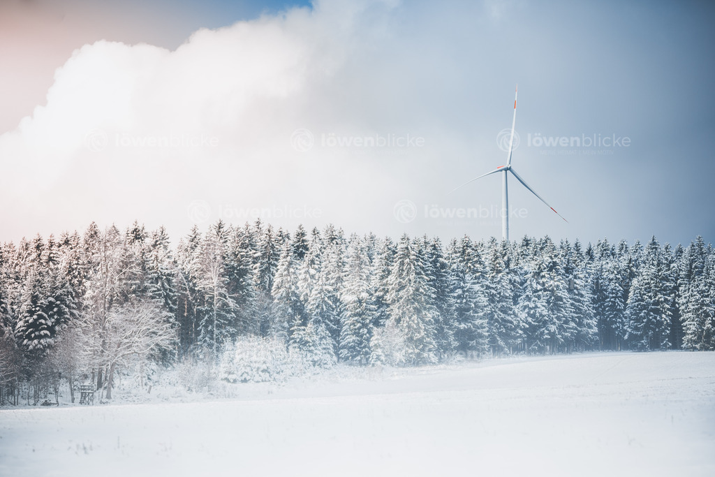 Windrad im Albuch im Winter bei Lauterstein | löwenblicke | shop
