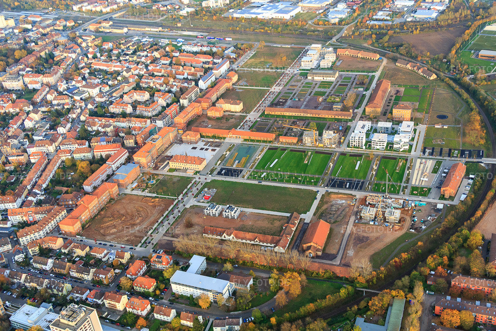 Luftbild: Landesgartenschau-Gelände von Westen mit Reithalle (Kunst) in Landau in der Pfalz im Bundesland Rheinland-Pfalz in Deutschland. Foto: IMG_076435.jpg vom 09.11.2014 durch Werner Riehm/FLY-FOTO.deAuflösung des Originals: 4781 x 3188 px