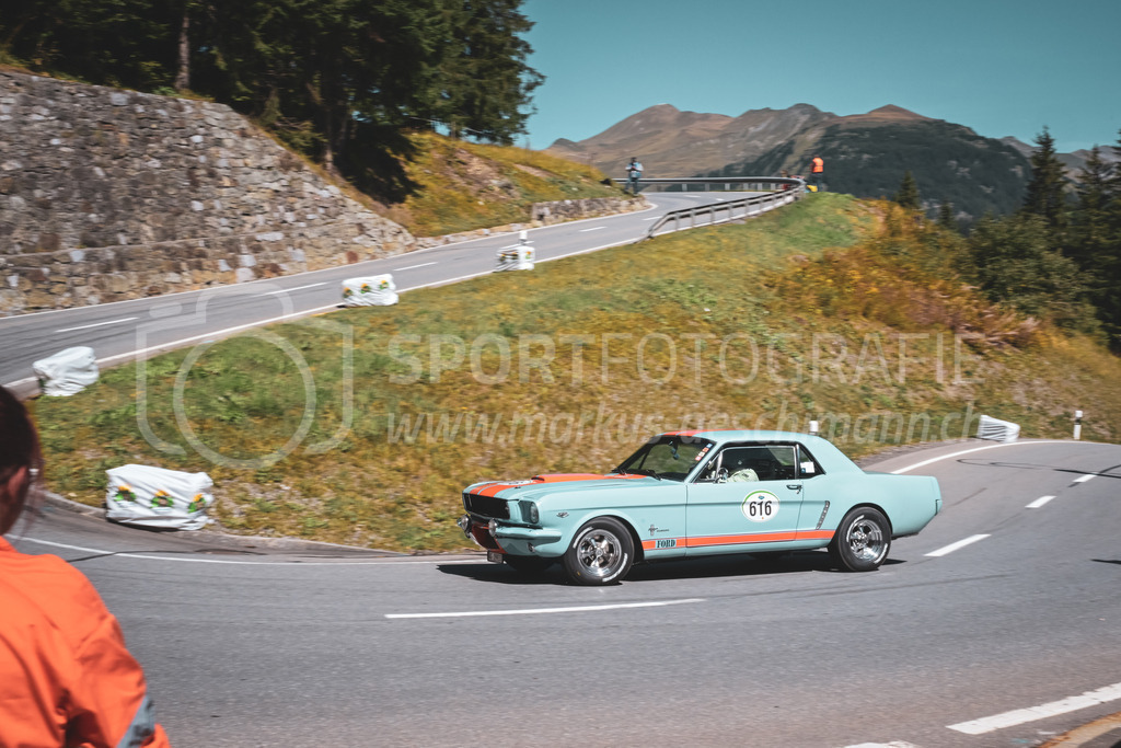 21. Arosa ClassicCar 2025 - 6. =September= 2025 | Jochen Horn aus Küttigen (SUI) in einem Ford Mustang aus dem Jahre 1965 mit Startnummer 616 am Arosa ClassicCar 2025 in der Kategorie Demo..@arosaclassiccar, @arosa.official, #arosaclassiccar, #arosa, #76curves, #classiccarBild: Sportfotografie Markus Aeschimann | www.markus-aeschimann.ch - Realisiert mit Pictrs.com