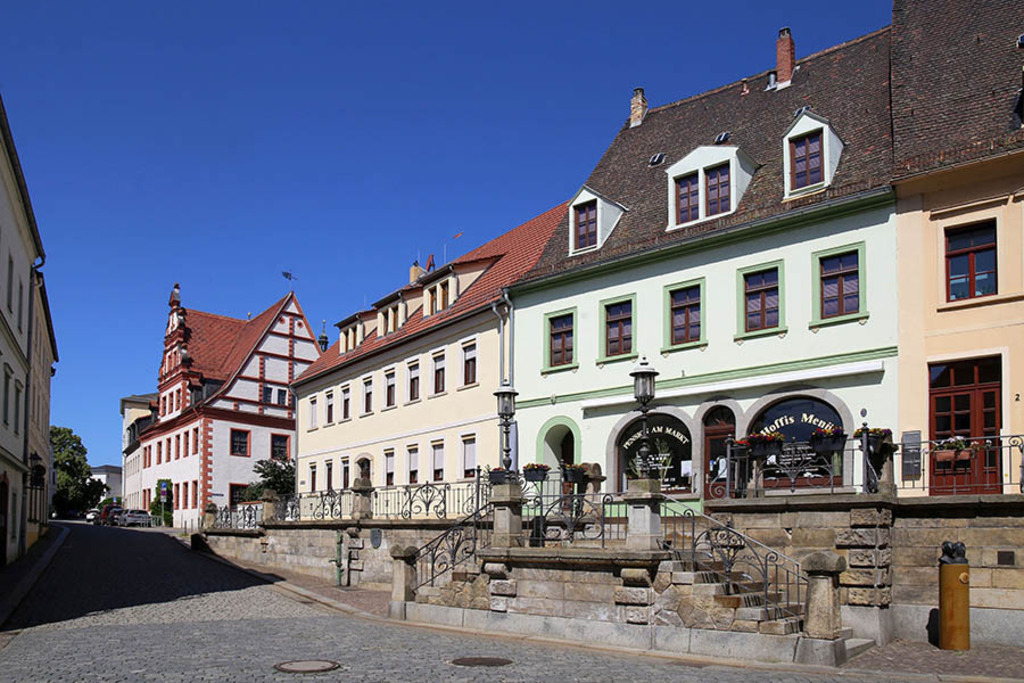 Wurzen - Domgasse und Liegenbank | Entdecke über 20 Kategorien Leipzig-Motive: Foto-Downloads, hochwertige Poster, Leinwand- & Fine-Art-Prints. Jetzt Lieblingsfoto im Bildlexikon Leipzig Shop bestellen!