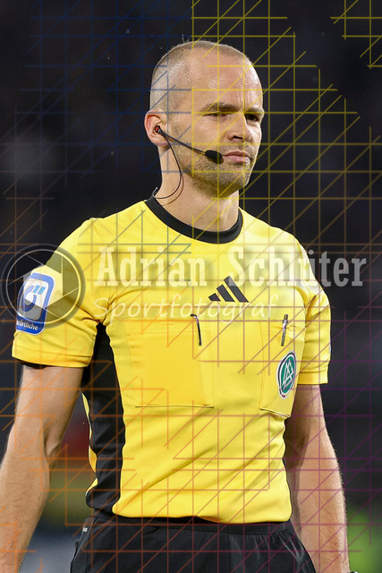 MSV Duisburg vs FC Hansa Rostock - 3. Liga | Duisburg, Deutschland, 03.10.25:   Schiedsrichter Patrick Schwengers schaut waehrend des Spiels der 3. Liga MSV Duisburg vs FC Hansa Rostock in der schauinsland-reisen-arena(Foto von Brauer-Fotoagentur / Adrian Schlueter)