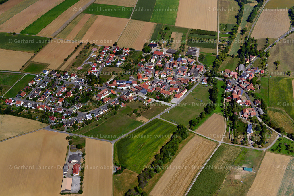 3650214 | MüHLHAUSEN 31.08.2016 Ortsansicht am Rande von landwirtschaftlichen Feldern und Nutzflächen  in Mühlhausen im Bundesland Bayern, Deutschland // Village view on the edge of agricultural fields and land  in Mühlhausen in the state Bavaria, Germany Foto: Gerhard Launer