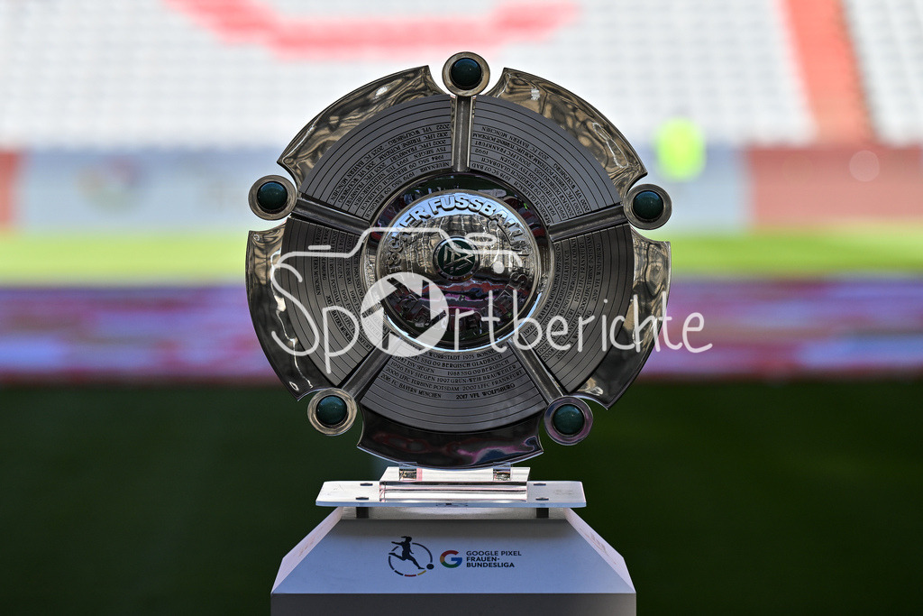 FC Bayern München - Bayer 04 Leverkusen | Die Meisterschale der Google Pixel Frauen Bundesliga steht vor Anpiff in der Sonne / Symbolbild / Google Pixle Frauen-Bundsliga: FC Bayern München - Bayer 04 Leverkusen; Allianz Arena am 06.09.2025