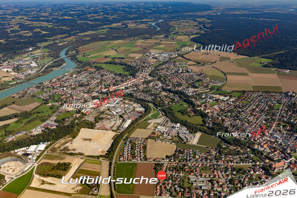 Das Luftbild der Stadt Neuötting wurde 2021 vom Flugzeug heraus erstellt (keine Drohne) Aufnahmehöhe ca.450 Meter- hohe Bildauflösung und Druck-Qualität garantiert!