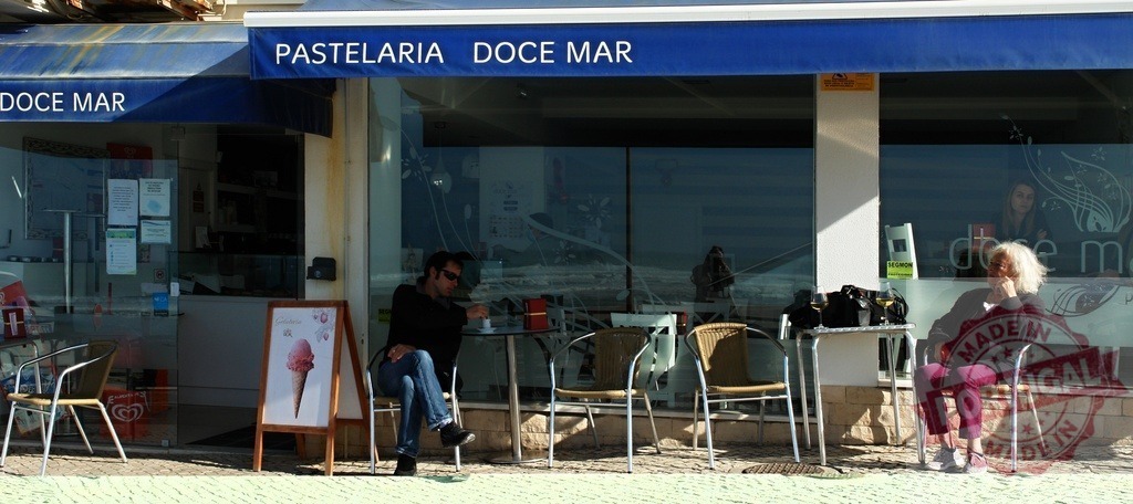 People relaxing at Pastelaria Doce Mar in Portugal | People enjoying coffee and sun at an outdoor cafe in Portugal - Realized with Pictrs.com