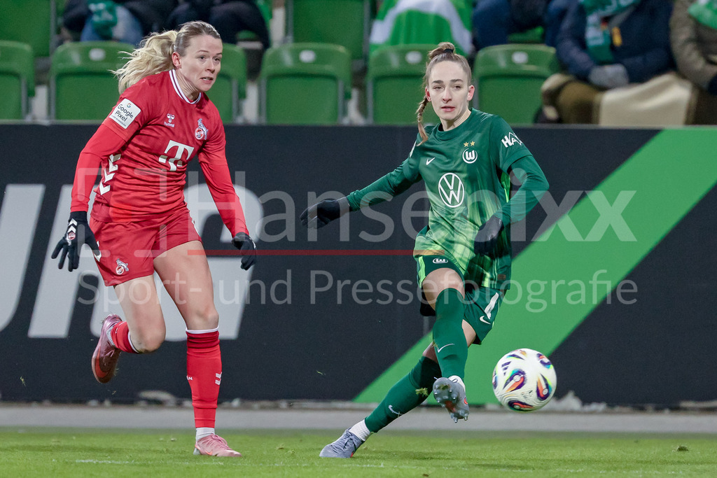 Fussball, Google Pixel Frauen-Bundesliga, VfL Wolfsburg - 1. FC Köln | v.li.: Sandra Maria Jessen (1. FC Köln, 6) und Sophia Kleinherne (VfL Wolfsburg, 4) im Zweikampf, Duell, Dynamik, Aktion, Action, Spielszene, DIE DFB-RICHTLINIEN UNTERSAGEN JEGLICHE NUTZUNG VON FOTOS ALS SEQUENZBILDER UND/ODER VIDEOÄHNLICHE FOTOSTRECKEN. DFB REGULATIONS PROHIBIT ANY USE OF PHOTOGRAPHS AS IMAGE SEQUENCES AND/OR QUASI-VIDEO.