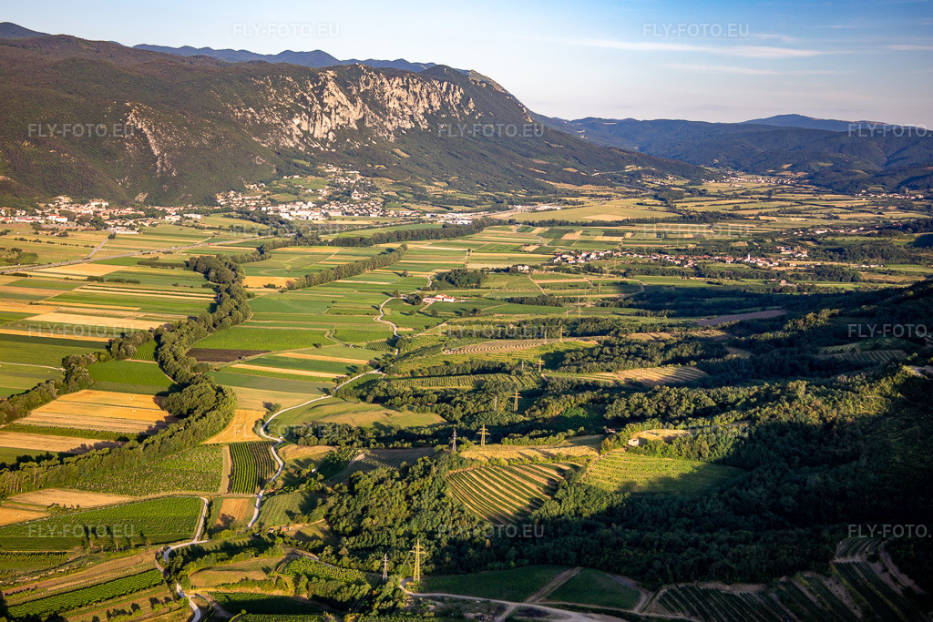 Vue aérienne: Vallée au pied du parc national de Ledenik na Nanosu à Vipava dans le département Slovénie, Slovénie. Photo: IMG_137506.jpg prise le 14/07/2023 par Werner Riehm/FLY-FOTO.eu – Résolution de l'original: 5472 x 3648 px