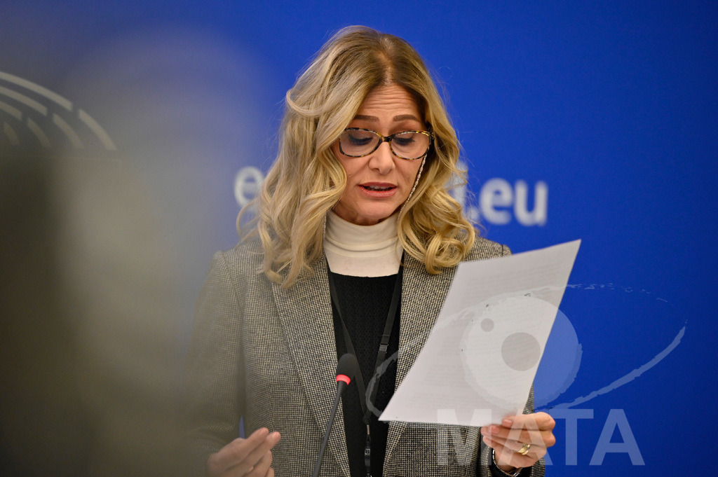 _DWI0112 | Politikerin Francesca Donato bei einer Pressekonferenz zum Thema 'Alarmierende Statistiken zu den Folgen des COVID-Lockdowns' im Europäischen Parlament. Straßburg, 18.01.2023 - Realisiert mit Pictrs.com
