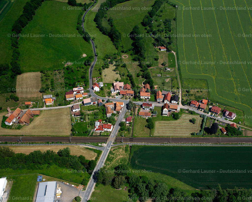 2634117 | SCHöNAU 09.06.2006 Landwirtschaftliche Nutzflächen und Feldgrenzen  umsäumen das Siedlungsgebiet des Dorfes in Schönau im Bundesland Thüringen, Deutschland // Agricultural land and field boundaries surround the settlement area of the village  in Schönau in the state Thuringia, Germany Foto: Gerhard Launer