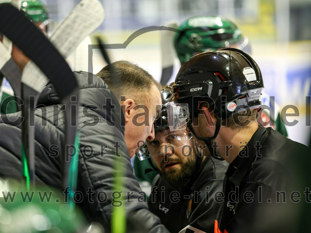 2024-01-26_059_TSV_Erding_gegen_HC_Landsberg | Erding, Deutschland, 26.01.2024:
Eishockey, Bayernliga Vorrunde 2023 / 2024, 28. Spieltag, TSV Erding gegen HC Landsberg, Endergebnis: 6:2

Teamchef Thomas Daffner (Erding Gladiators)

Foto: Christian Riedel / fotografie-riedel.net