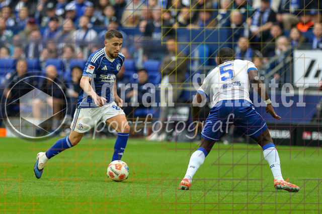 05.04.2026, GER, Fussball, Herren, 2. BL, Saison 2025/2026, FC Schalke 04 - Karlsruher SC | Adli Aouchiche (S04) und Stephan Kofi Ambrosius (KSC) im Kampf um den Ball 