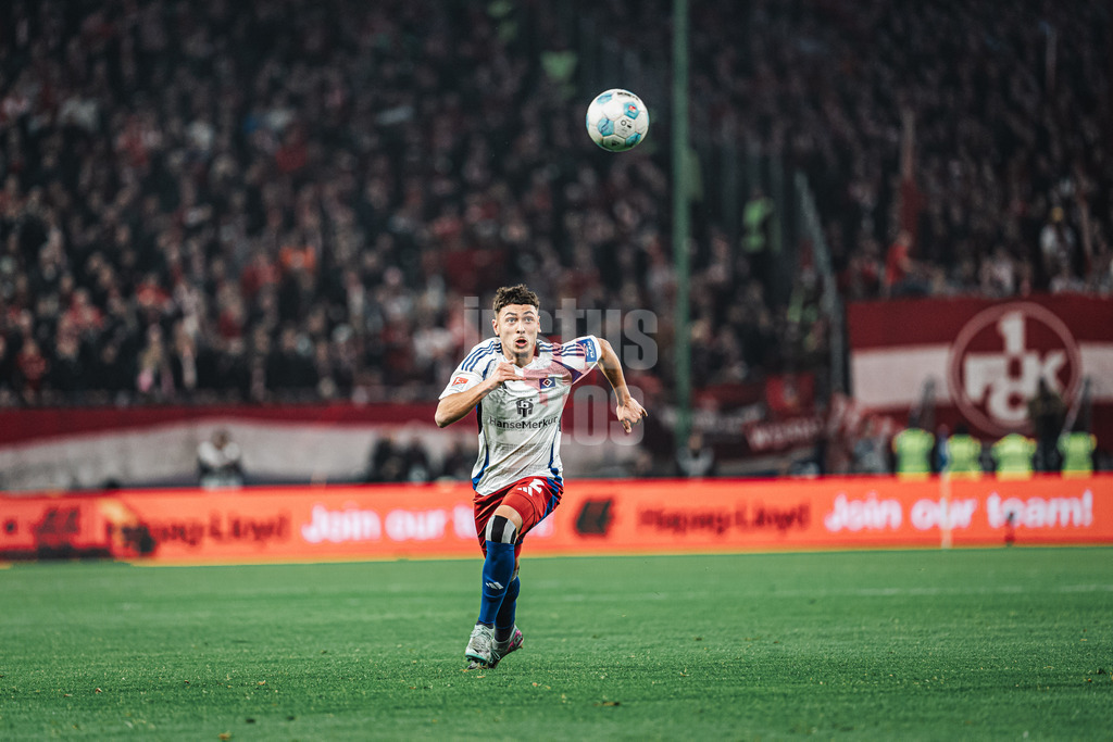 Fußball | Männer | Saison 2024/2025 | 2. Fußball-Bundesliga | 23. Spieltag | Hamburger SV vs. 1. FC Kaiserslautern | 21.02.2025 | William Mikelbrencis (#2, HSV) mit Augen auf dem Ball