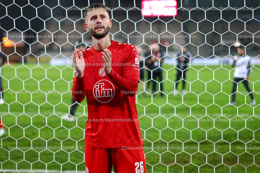 RWE3Liga25092402121 | 25.09.2024, Essen, Fußball,  Rot-Weiss Essen – Borussia Dortmund II (U23), bwin 3. Liga Herren, Stadion an der Hafenstraße, 7. Spieltag Saison 2024 2025: Abschlussjubel nach dem 3:1 Sieg - Torben Müsel (RWE #26) DFB regulations prohibit any use of photographs as image sequences and or quasi-video.