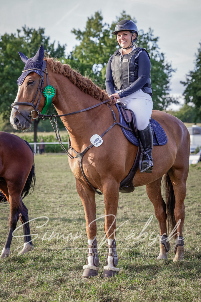 20250906-_3LI8083 | Tierfotografie Pferde, Hunde, Katzen, Haustiere.
Turnierfotografie Reitturniere, Reiten, Springreiten, Dressur in Hanau, dem Main-Kinzig-Kreis und dem Rhein-Main- Gebiet um Frankfurt