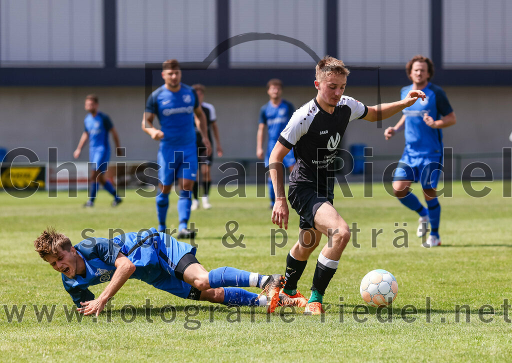 2023-07-22_101_FC_Langengeisling_gegen_VfB_Eichstaett_II | Erding, Deutschland, 22.07.2023:
Fußball, Bezirksliga Oberbayern Ost 2023 / 2024, Testspiel, FC Langengeisling gegen VfB Eichstätt II, Endergebnis: 3:2

Diart Tahiri (FC Langengeisling, #16), Siegfried Kübler (VFB Eichstätt, #32)

Foto: Christian Riedel / fotografie-riedel.net